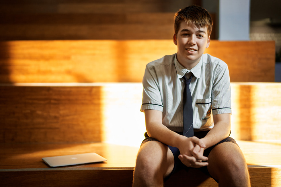 Lincoln Hetherington de St Augustine’s College, sentado junto a su MacBook Air.