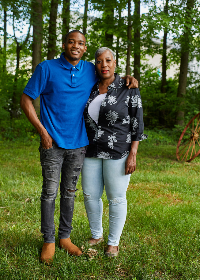 Austin Williams, exalumno de la Universidad Estatal de Delaware y voluntario de la graduación de 2021, y su mamá, Stephanie.