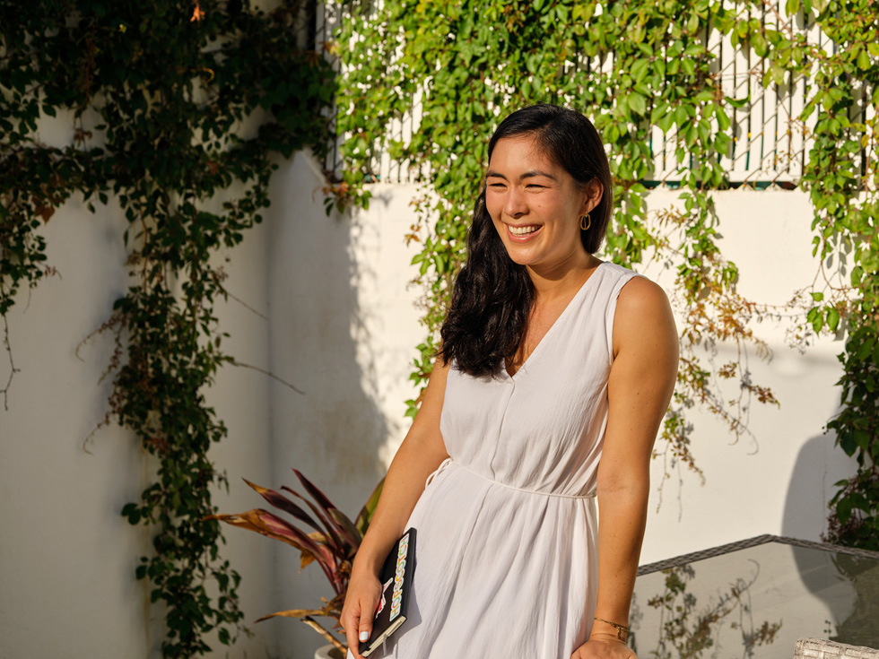 Samantha John, fondatrice de Hopscotch, debout devant un mur.