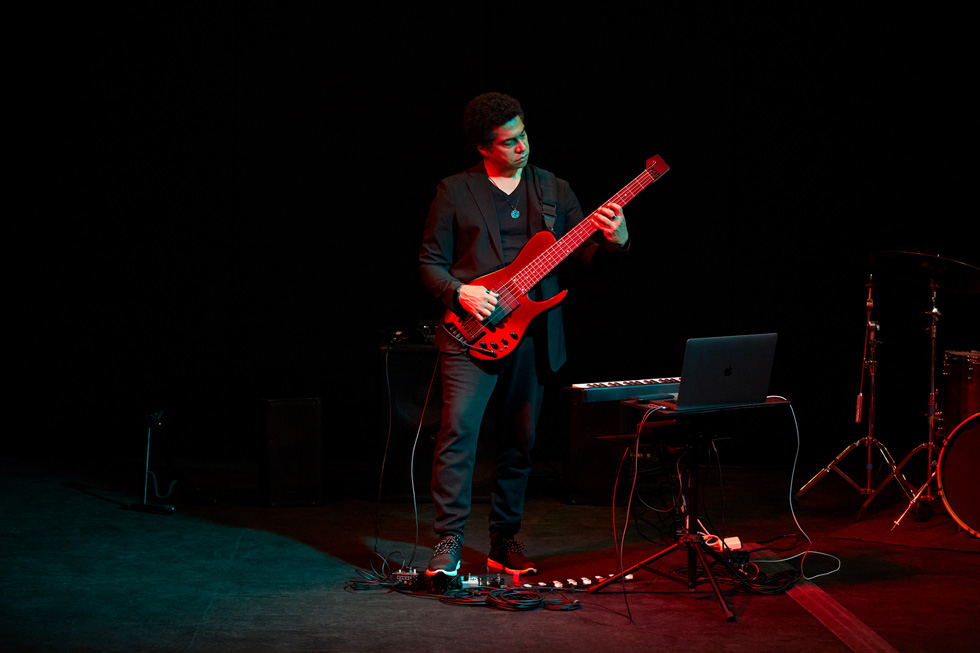 Matt Garrison, participant à l’Apple Entrepreneur Camp et musicien de jazz, en train de jouer de la guitare.