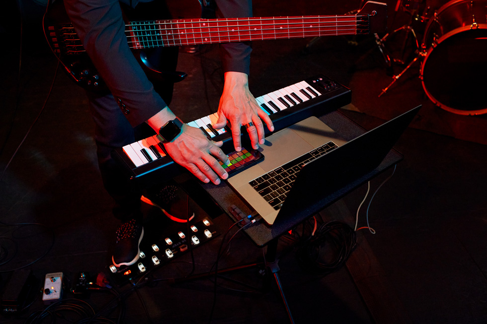 Gros plan de Matt Garrison au clavier.