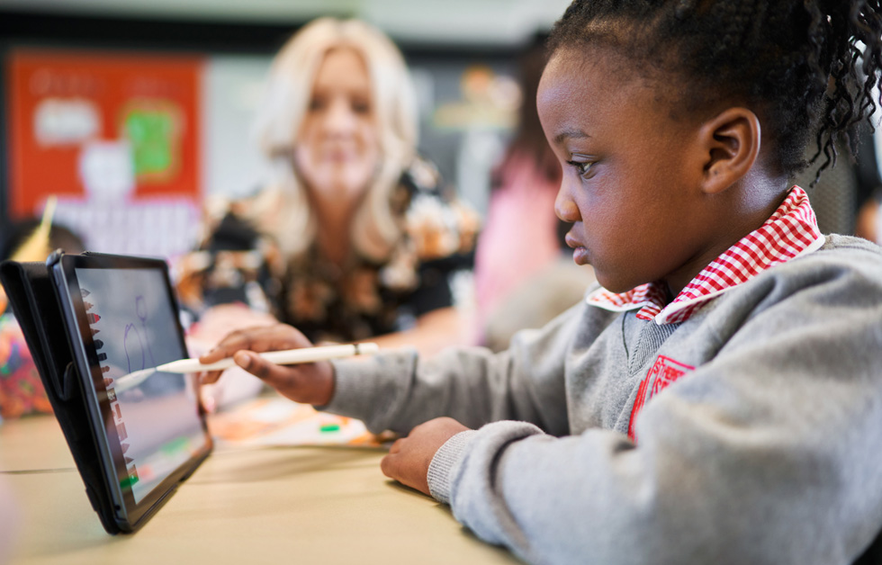 Nasarah Wahab sınıfta Apple Pencil ve iPad kullanıyor.