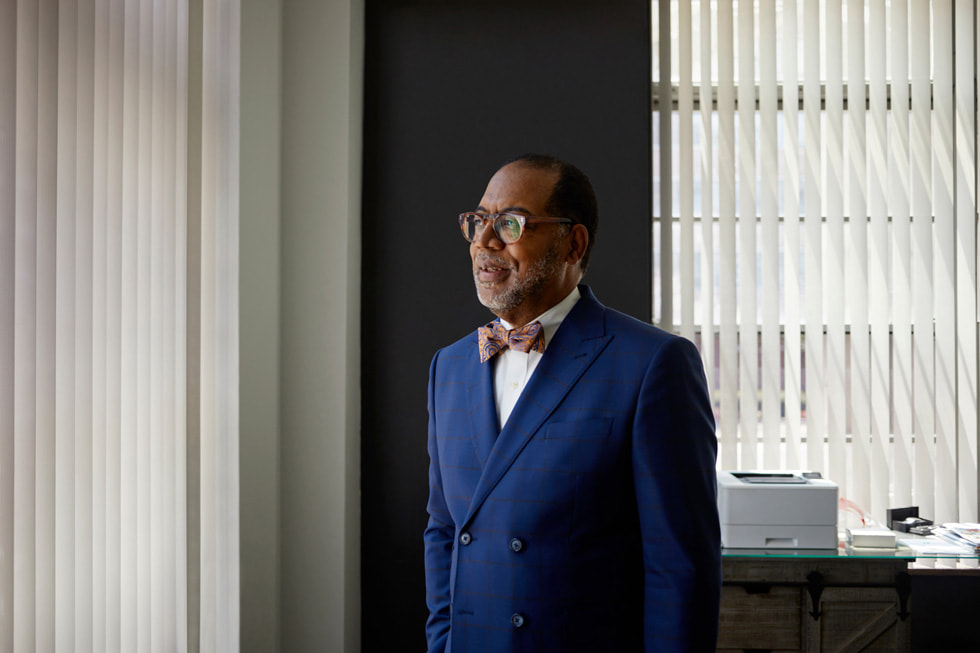 Dr Reginald Coopwood, président-directeur général de l’hôpital Regional One Health, debout dans son bureau.