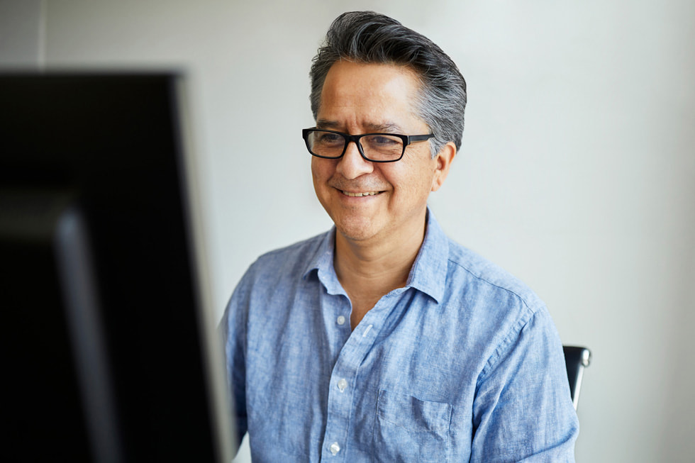 Marcos Gonzalez, fondateur de VamosVentures, utilisant un ordinateur.