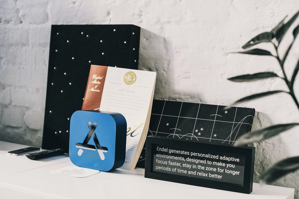 El premio a la Mejor app para el Apple Watch del año de Endel y otras decoraciones adornan Endel Studio.