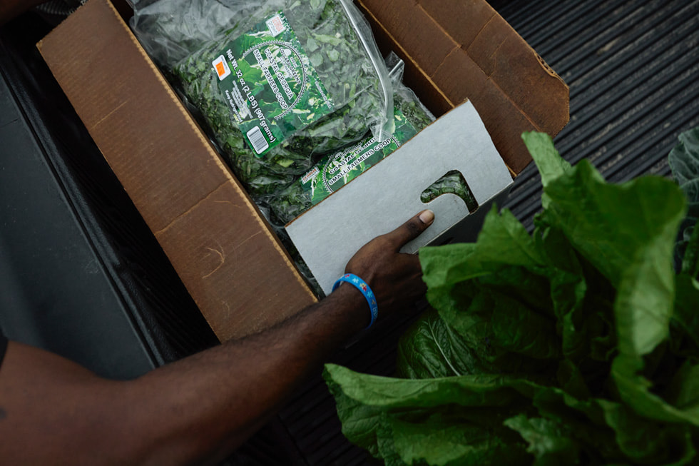 มือคู่หนึ่งถือกล่องสิ่งของจากสหกรณ์การเกษตร