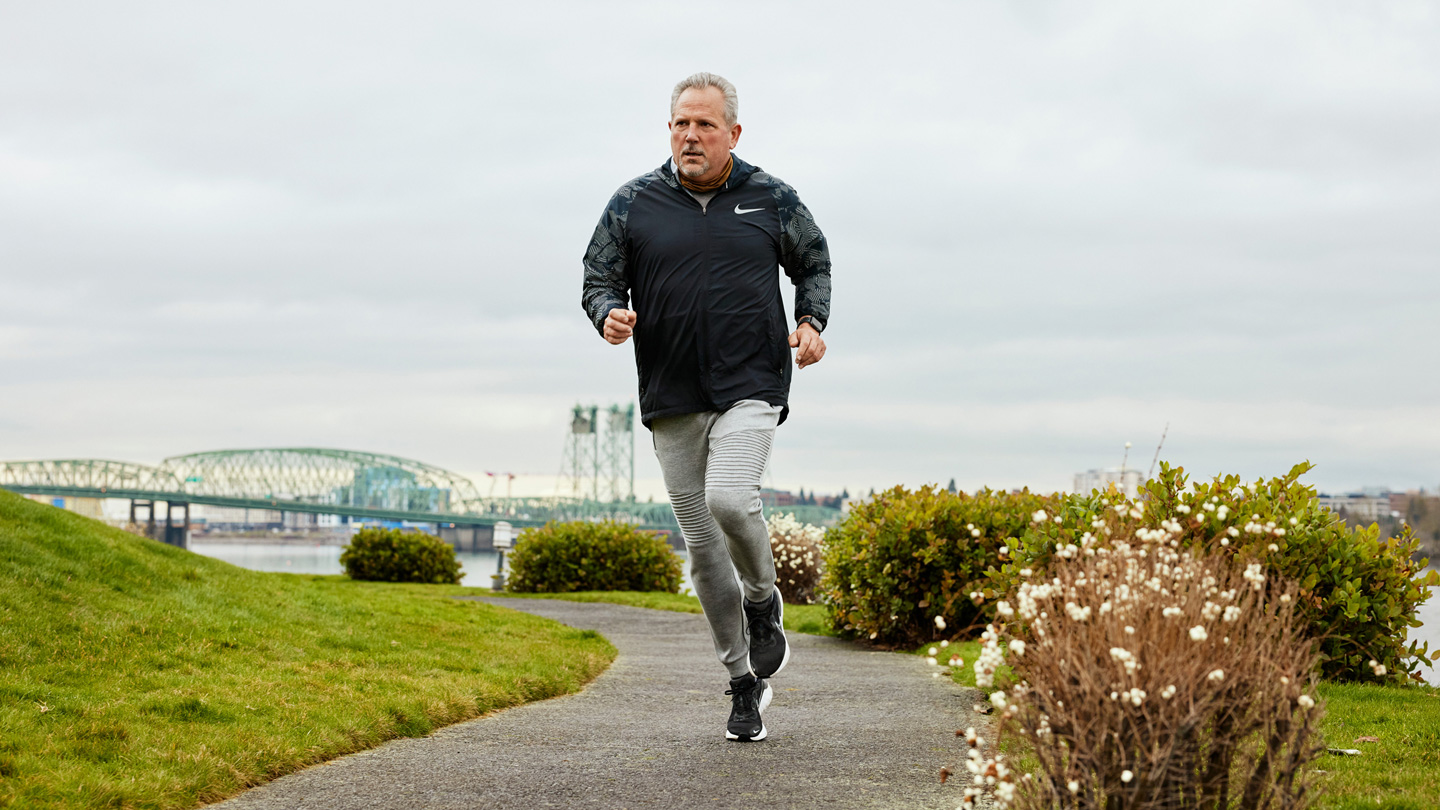 Bob March corriendo al aire libre.