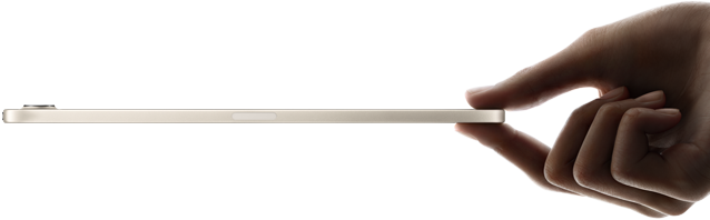 Widoczny od boku iPad mini trzymany w dłoni, smukła i lekka konstrukcja