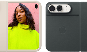 iPhone Duo v nebeskej bielej farbe so silikónovým krytom v pieskovej béžovej farbe, orientácia na šírku, úplne otvorený v horizontálnej polohe, kamery Dual Fusion vľavo hore, kryt chráni zadnú vonkajšiu stranu a vonkajší okraj predného displeja, vpravo je na vonkajšom displeji zobrazený portrét osoby. iPhone Duo v nebeskej bielej farbe, úplne otvorený v horizontálnej polohe, kryt Folio so stojanom v námorníckej modrej farbe, úplne otvorený v horizontálnej polohe, zadná vonkajšia strana so 48 Mpx zadnými kamerami Dual Fusion, dva objektívy