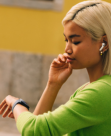 ผู้หญิงกำลังมองที่ Apple Watch