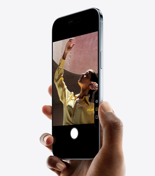 Başparmağı Kamera Denetimi düğmesi üzerinde, iPhone Air’i tutan bir el, önden ve yandan dış görünüm, ince profil, Dynamic Island, Yan düğme