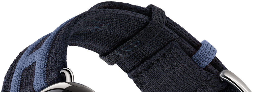 تفاصيل حزام Rocabar Club لساعة Apple Watch Hermès Series 12، لون Bleu Nuit/Bleu Brighton، نسيج محبوك بلون أزرق داكن مع تصميم خطوطه نافرة بلون أزرق فاتح ترسم حرف H من Hermès‏