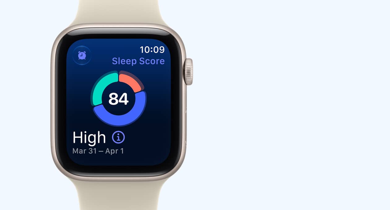 Apple Watch SE 3，星光色鋁金屬錶殼，配搭沙色 (淺杏啡色) 運動錶帶，螢幕展示睡眠分數圓圈圖表，機身右側有數碼錶冠