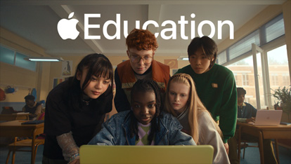 Lima siswa berkolaborasi menggunakan MacBook Neo warna Citrus, bersemangat menjalankan pengalaman belajar yang dinamis di kelas