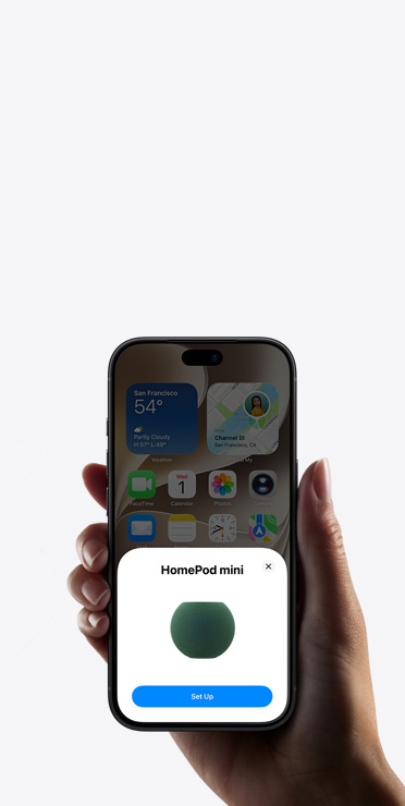 En hand håller i en iPhone som visar appen Hem med en uppmaning om att ställa in ett smart hemtillbehör