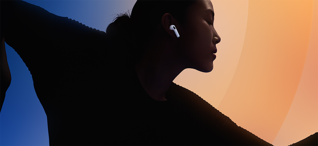 AirPods&nbsp;5, σε λευκό, φορεμένα στο αυτί, σιλουέτα ατόμου σε πολύχρωμο φόντο