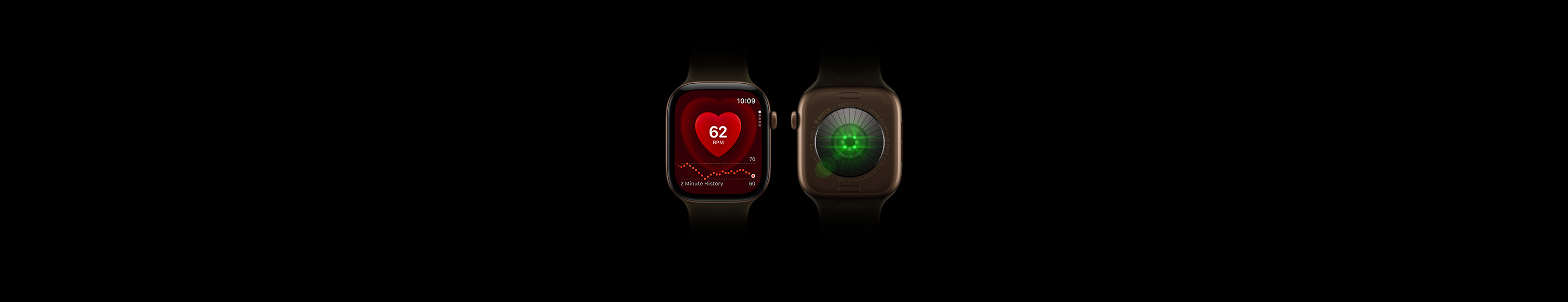 Δύο συσκευές Apple&nbsp;Watch&nbsp;Series&nbsp;12, κάσα από αλουμίνιο, σε σκούρο μπρονζέ, λουράκι Sport&nbsp;Band σε πράσινο της ελιάς, η μία δείχνει την μπροστινή όψη του ρολογιού με το app Καρδιακοί&nbsp;Παλμοί, η άλλη δείχνει την πίσω όψη του ρολογιού με το Σύστημα&nbsp;Ανίχνευσης&nbsp;Υγείας με λαμπερά πράσινα LED