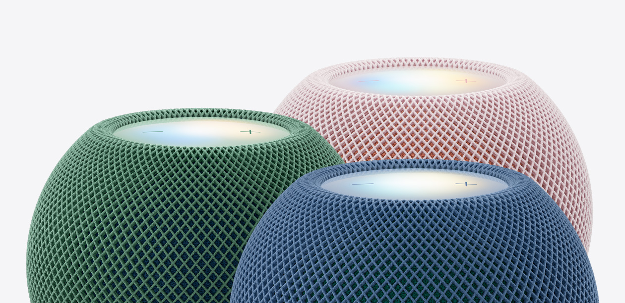 Tres parlantes HomePod mini 2, color verde, color azul, color rosado, primer plano de la parte superior, malla acústica tejida, superficies táctiles iluminadas