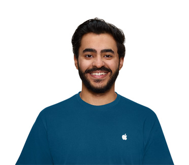 Un Especialista de Apple con una polera con el logo de Apple