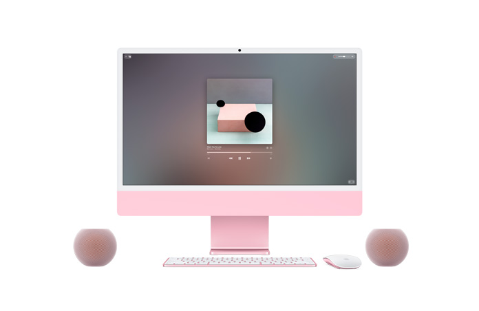 iMac in Pink, Vorderseite, Apple Music wird auf dem Display wiedergegeben, Magic Keyboard und Magic Mouse in passender Farbe, flankiert von zwei HomePod mini 2 Lautsprechern in Pink als Stereo-Lautsprecherpaar
