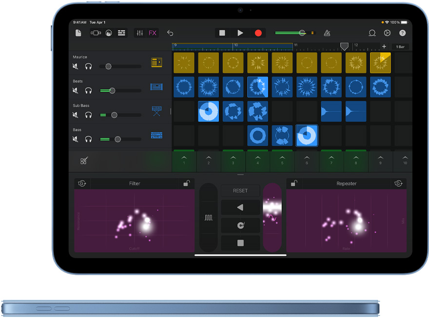 GarageBand affiché sur un iPad et vue latérale d’un iPad bleu avec coque Smart Folio assortie