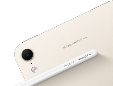 Widok od tyłu na iPada w kolorze jasnego złota, widać tylny aparat oraz grawerunek na Apple Pencil Pro i na tylnej obudowie iPada.