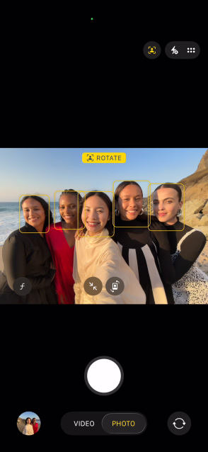 iPhone–Air-skærm viser en gruppeselfie taget med centreringsfunktionen til billeder