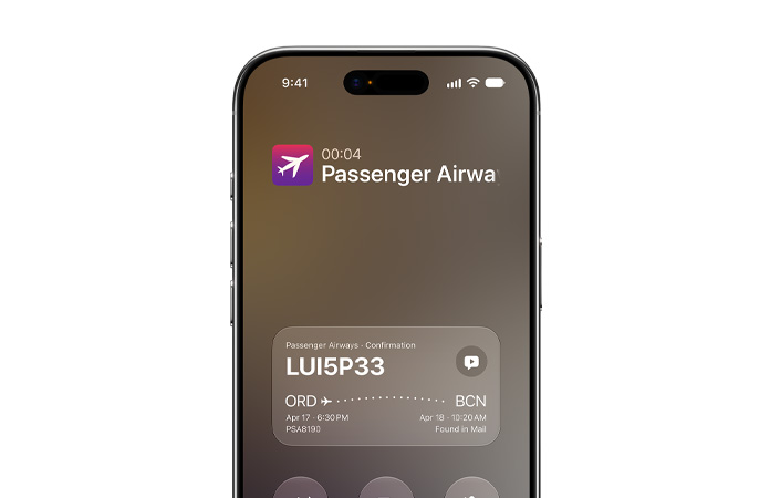 iPhone Air, der viser funktionen Call Context, som drives af Apple Intelligence. På skærmen vises bekræftelsesoplysninger fra et flyselskab, mens et opkald er i gang