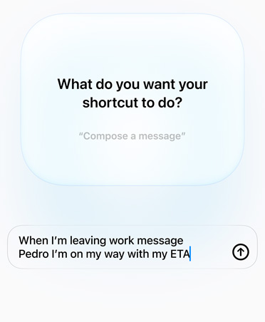 En skærm viser en samtale mellem Apple Intelligence og en bruger angående funktionen Genveje. Spørgsmålet lyder: Hvad skal din genvej kunne? Svaret lyder: Når jeg forlader min arbejdsplads, så skriv til Pedro, at jeg er på vej, og send mit forventede ankomsttidspunkt