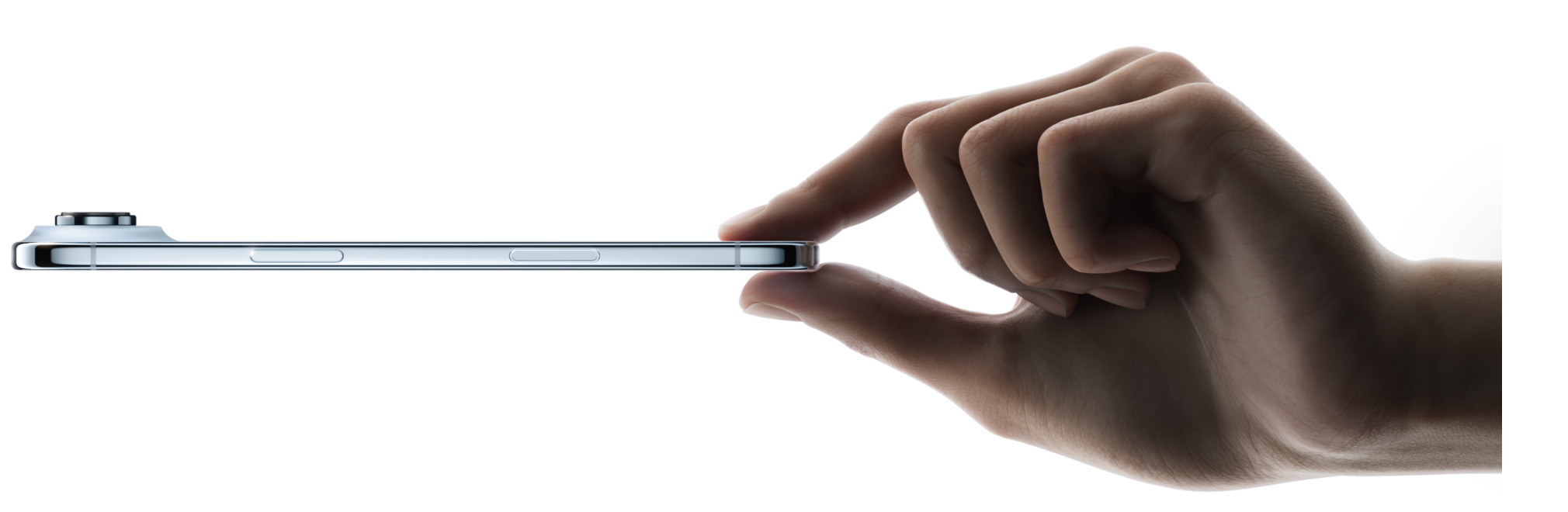 En tommelfinger og en pegefinger holder en himmelblå iPhone Air vist fra siden, tynd profil, Fusion-kamerasystem, knapper: sideknap, Kamerabetjening