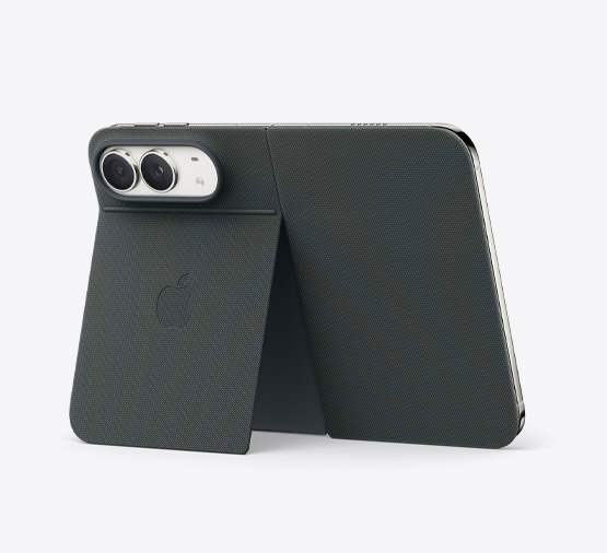 Stjernehvid iPhone Duo, opstillet med marineblåt Folio med støttefod, helt åbnet i vandret position, bagsiden viser de to 48 MP Fusion-bagsidekameraer, to objektiver