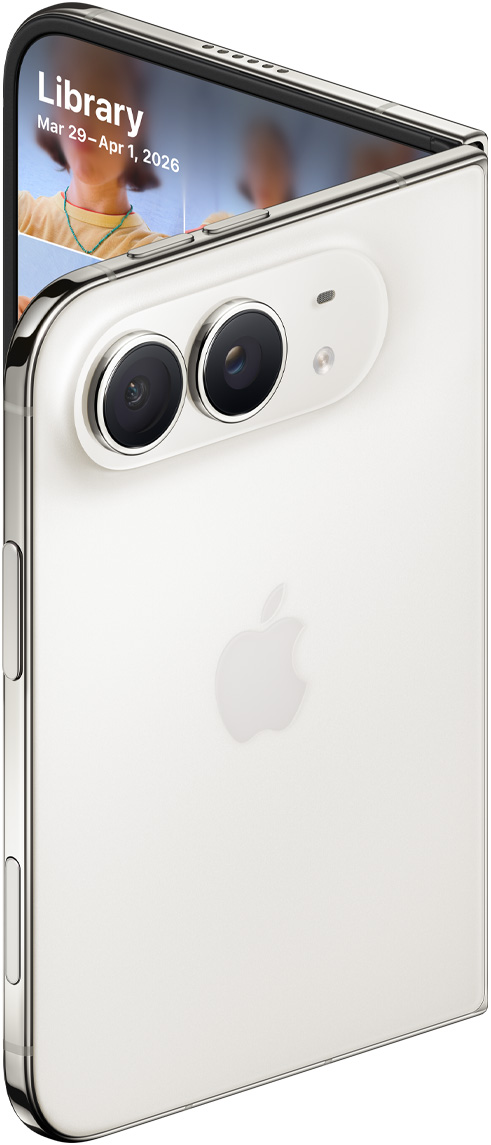Stjernehvid iPhone Duo, lidt åben, vist bagfra, 48 MP Fusion-bagsidekameraer, i øverste hjørne, to objektiver, mikrofon, blitz