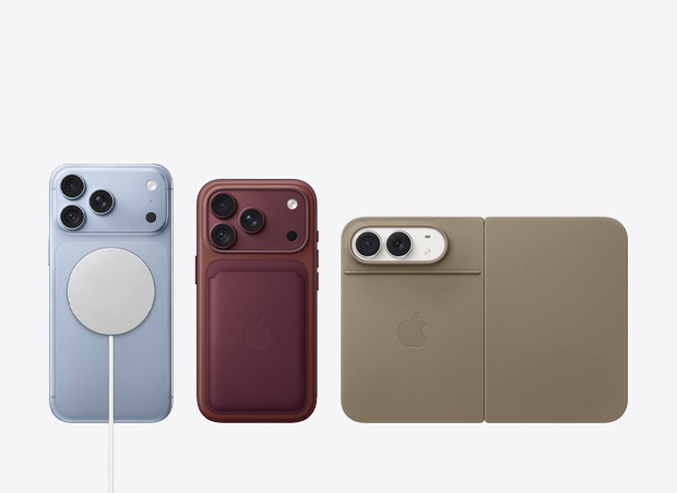 Nauji „iPhone“ modeliai vienas šalia kitos su tokiais priedais kaip „MagSafe“ įkroviklis, „FineWoven“ audinio piniginė su „MagSafe“, „Folio“ su „Kickstand“