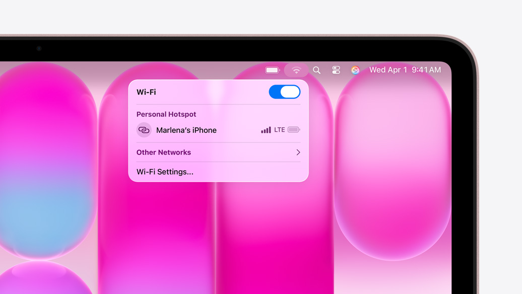 胭脂色 MacBook&nbsp;Neo，Wi-Fi 選單顯示個人熱點部分，可用選項有「Marlena's&nbsp;iPhone」