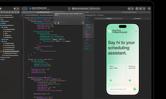 MacBook Pro, Xcode, un editor de código muestra el siguiente comentario: «Conecta la app a Apple Intelligence», vista previa en el iPhone, app Quantum College Hospital, texto que dice: «Di hola a tu asistente de programación», botones: Ver turnos disponibles, Cambiar mi próximo turno