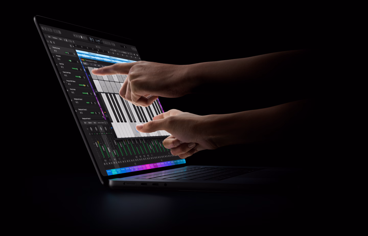 MacBook Pro  com Tela PROLED XDR de 16 polegadas prateado, aberto e mostrando um fluxo de trabalho do Logic Pro. Mãos alcançam o teclado para interagir com as ferramentas via Touch