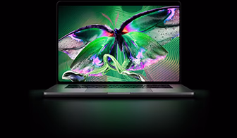 MacBook Pro com Tela PROLED XDR prateado mostrando uma imagem detalhada em alto contraste com cores vivas. A tela ilumina o teclado