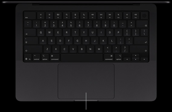 MacBook Pro avec Écran PROLED XDR, noir sidéral, ouvert, montrant le clavier et le trackpad Force Touch