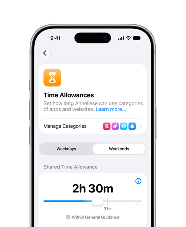 iPhone 17 Pro, color argento, il display mostra le opzioni di Tempo di utilizzo relative a limiti e orari in Impostazioni, per autorizzare tempi e categorie di contenuti per bambini e bambine