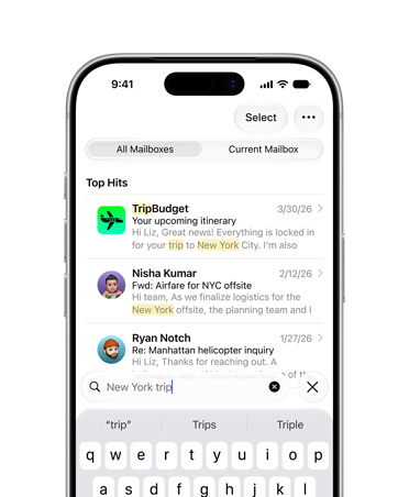 iPhone 17 Pro, color argento, il display mostra una selezione di email recuperate dalla ricerca viaggio a New York