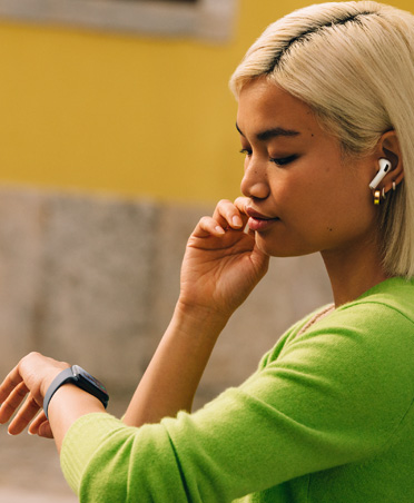 Una mujer mira su Apple Watch