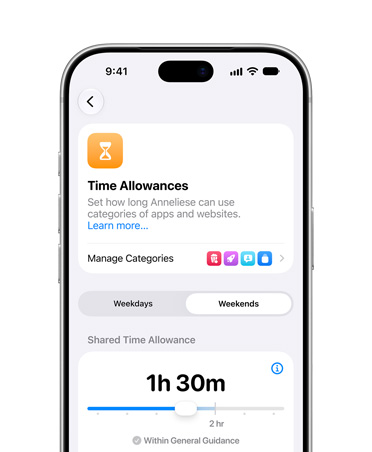 iPhone 18 Pro, argent, écran affichant les réglages Temps alloué et Horaire de Temps d’écran, qui permettent de définir des catégories multimédias et des limites de temps pour les enfants