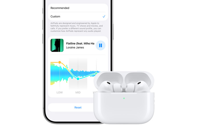 iPhone 18 Pro, face avant, à côté d’AirPods Pro 3 dans un étui de recharge blanc ouvert, les écouteurs à l’intérieur