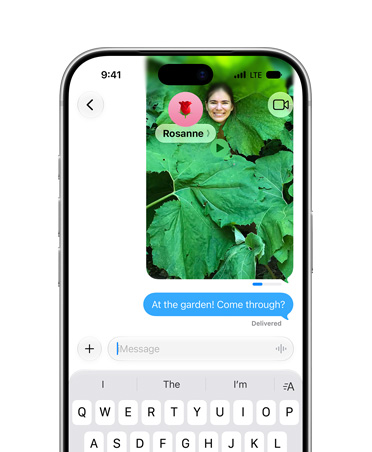Écran montrant une photo d’une personne prenant la pose dans une plante feuillue, en cours d’envoi dans Messages, avec une barre indiquant la progression. Dans un message envoyé sous l’image, elle invite une autre personne à la rejoindre dans un jardin