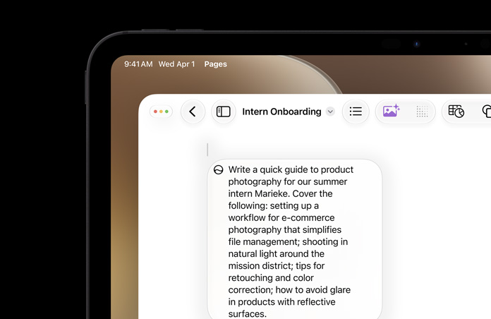 iPad의 왼쪽 상단이 보이고 화면에는 Pages 문서가 열려 있습니다. 초안을 작성하기 위한 Siri로 글쓰기 프롬프트가 표시되어 있습니다.