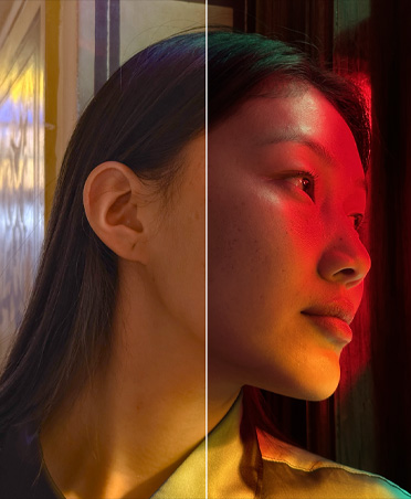 어두운 실내에서 붉은 조명 아래 있는 여성을 촬영한 사진이 두 부분으로 나뉘어 보입니다. 사진의 왼쪽 절반과 오른쪽 절반이 서로 다릅니다.