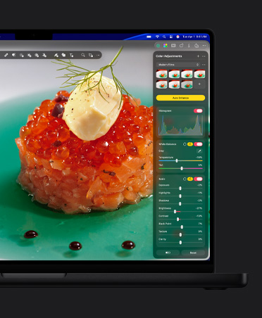 MacBook Pro 16 화면에 접시 위 연어 캐비어의 클로즈업 사진과 색상 조절 도구가 표시된 모습